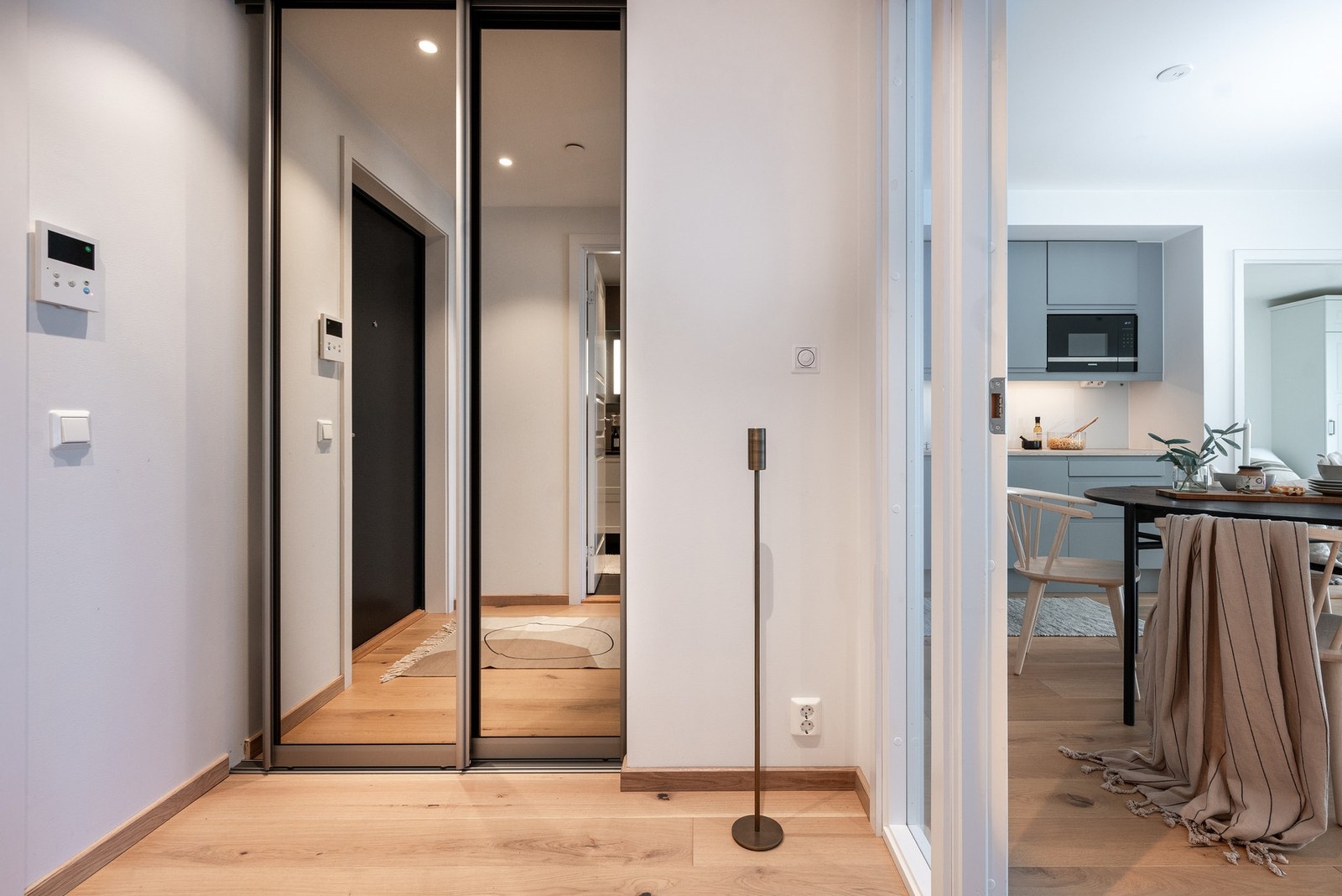 I entrèen er detmonter skyvedørsgarderobe med speildører. Galleribilde