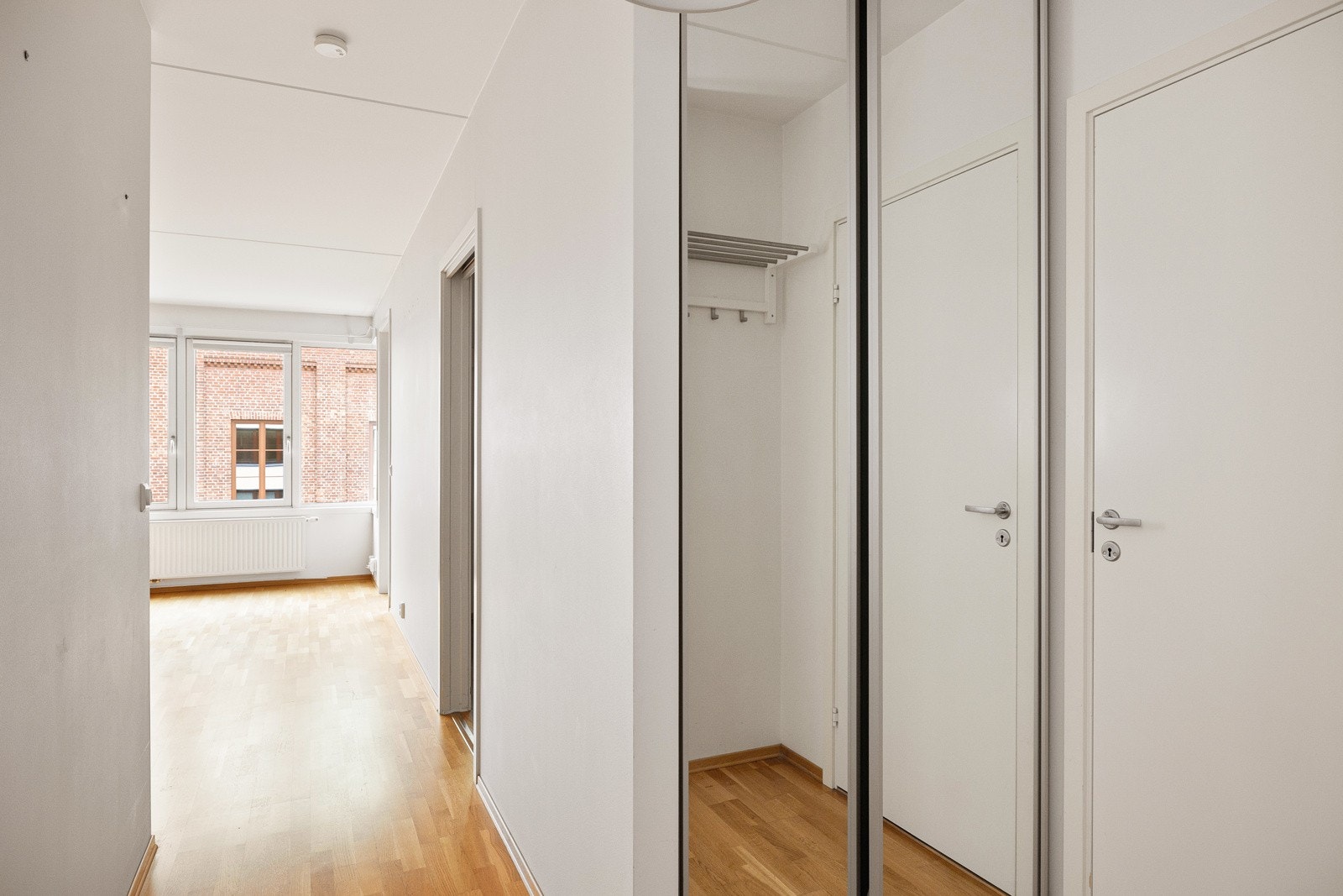 Det er god plass til yttertøy i skyvedørsgarderobe med speil. Galleribilde