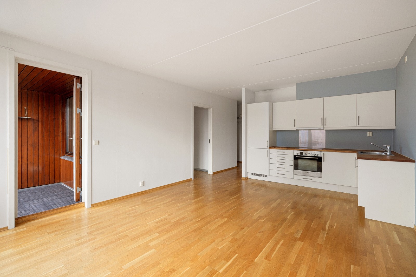 Stuen har gode møbleringsmuligheter med plass til sofagruppe, tv-seksjon og spisebord. Galleribilde