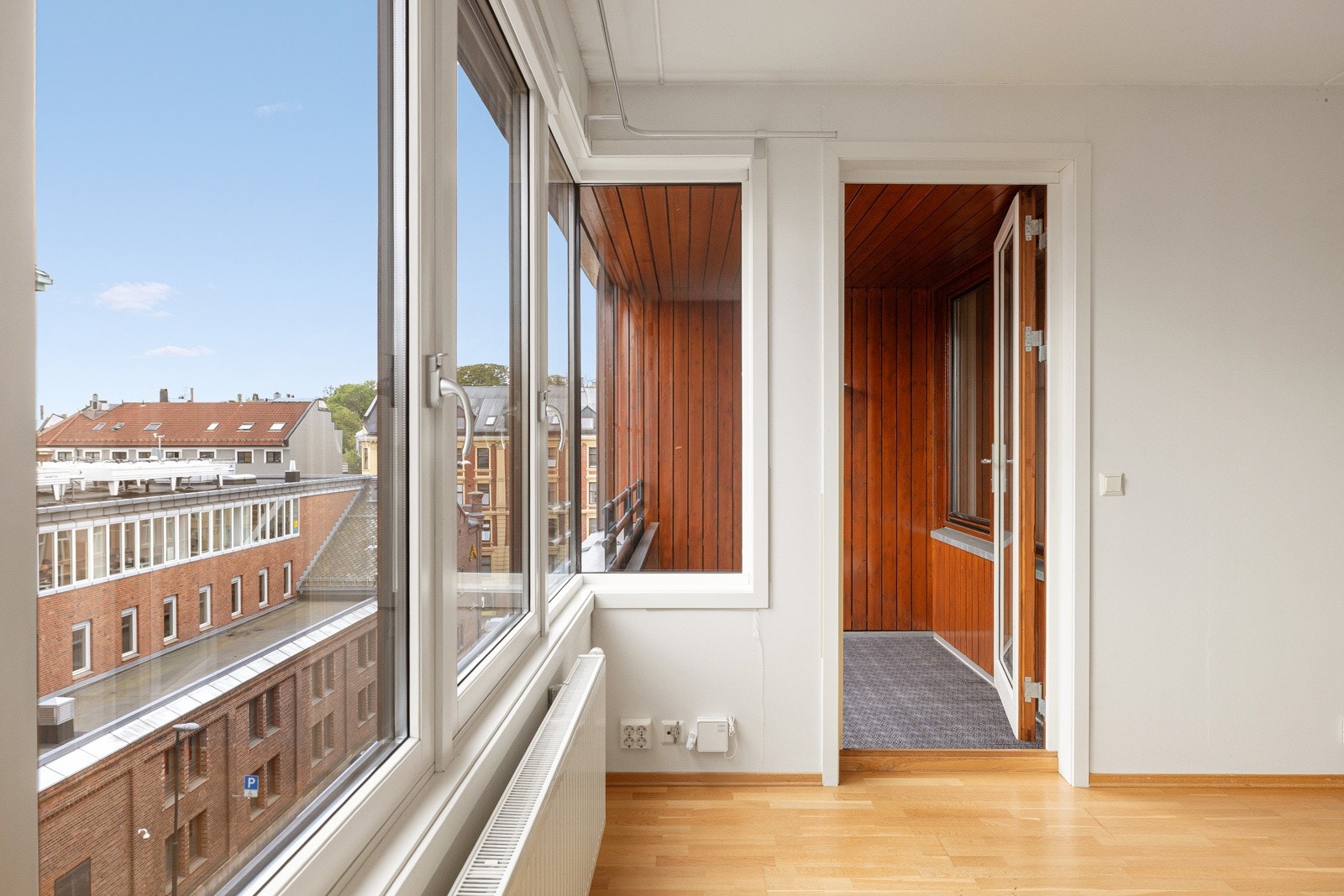 Leiligheten har lyse overflater og pen 3-stavs parkett på gulv. Galleribilde