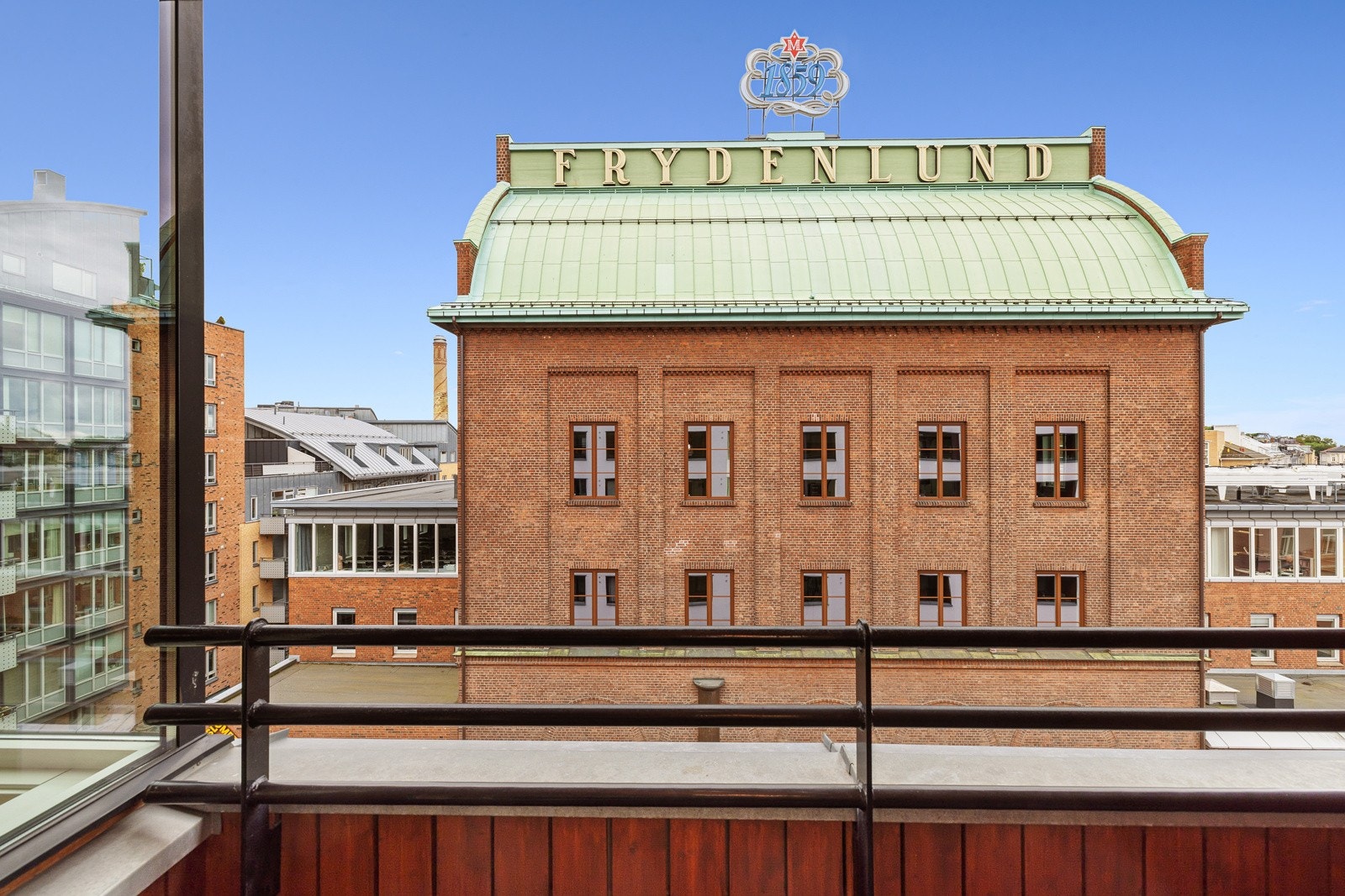 Balkongen er vendt mot syd og byr på gode solforhold. Galleribilde