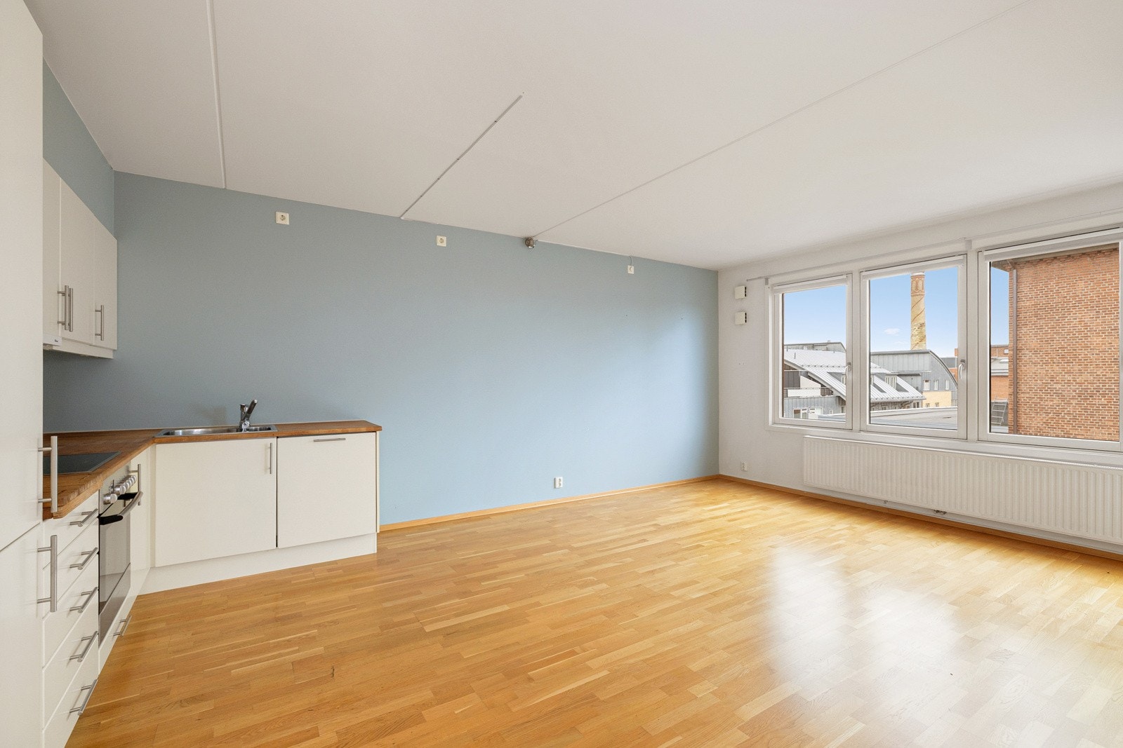 Her kommer du til en lys 2-roms med balkong og rolig beliggenhet. Galleribilde