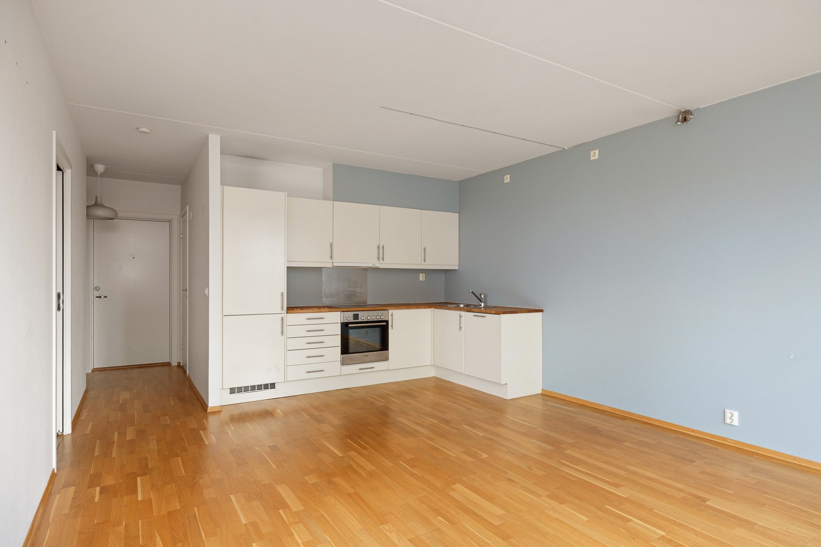 Leiligheten har et pent kjøkken fra Sigdal. Galleribilde