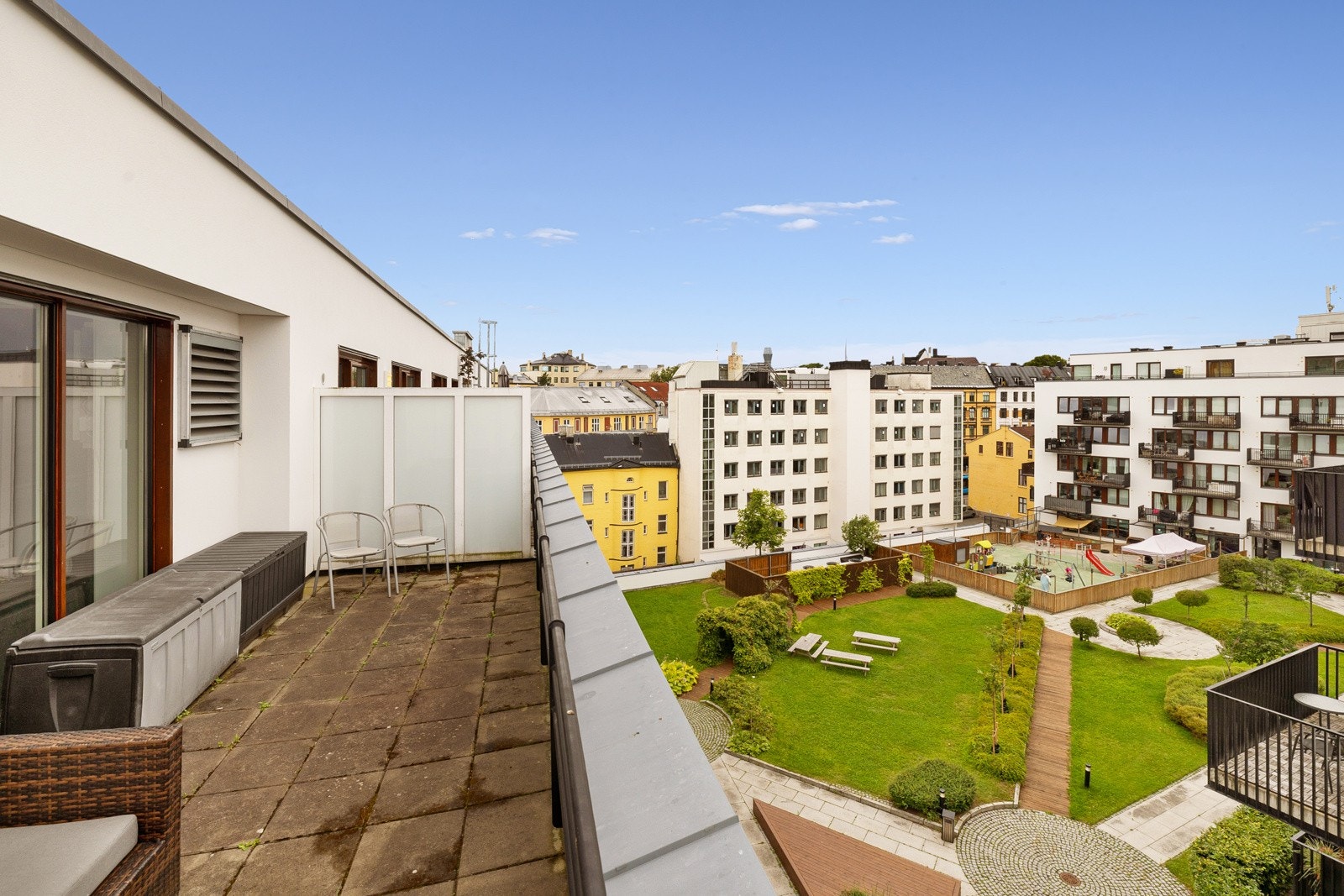 Takterrassen er vendt mot skjermet bakgård. Galleribilde