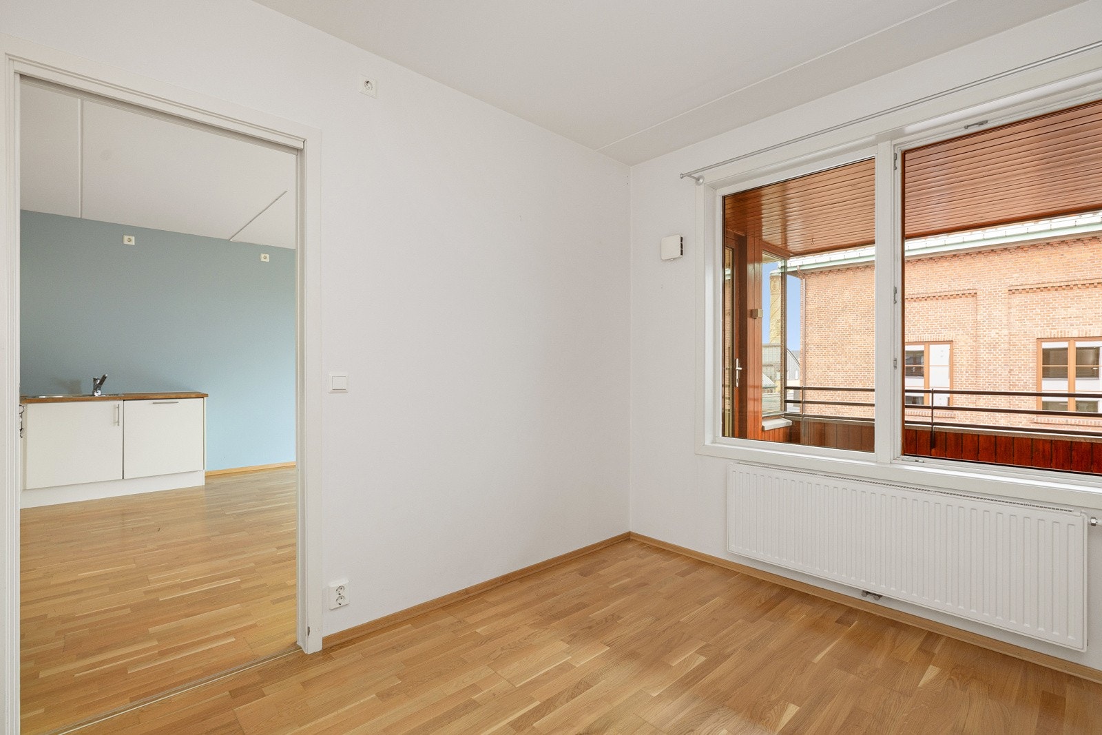 Soverom med plass til dobbeltseng og nattbord. Galleribilde