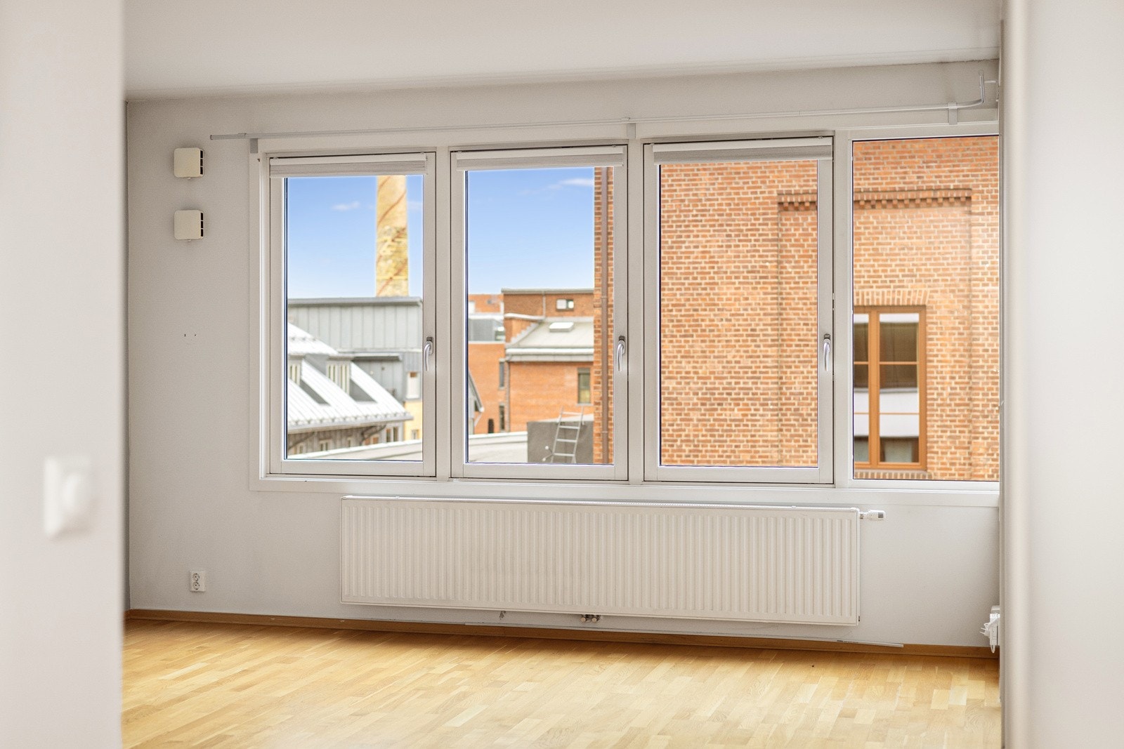 Det er store vindusflater som slipper inn rikelig med lys i boligen. Galleribilde