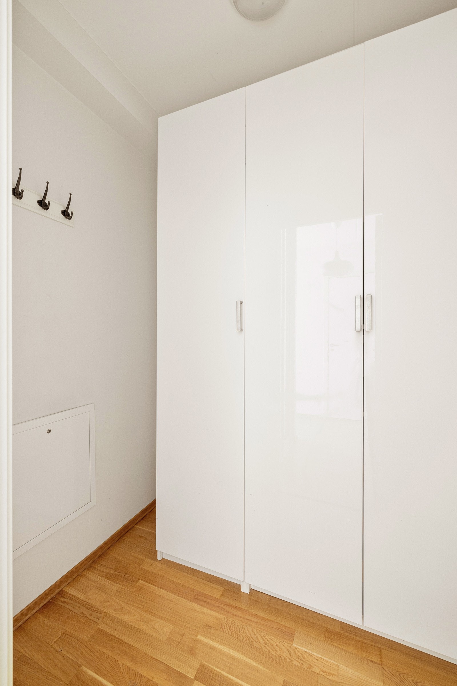 Boligen har i tillegg en innvendig bod med garderobeskap. Galleribilde