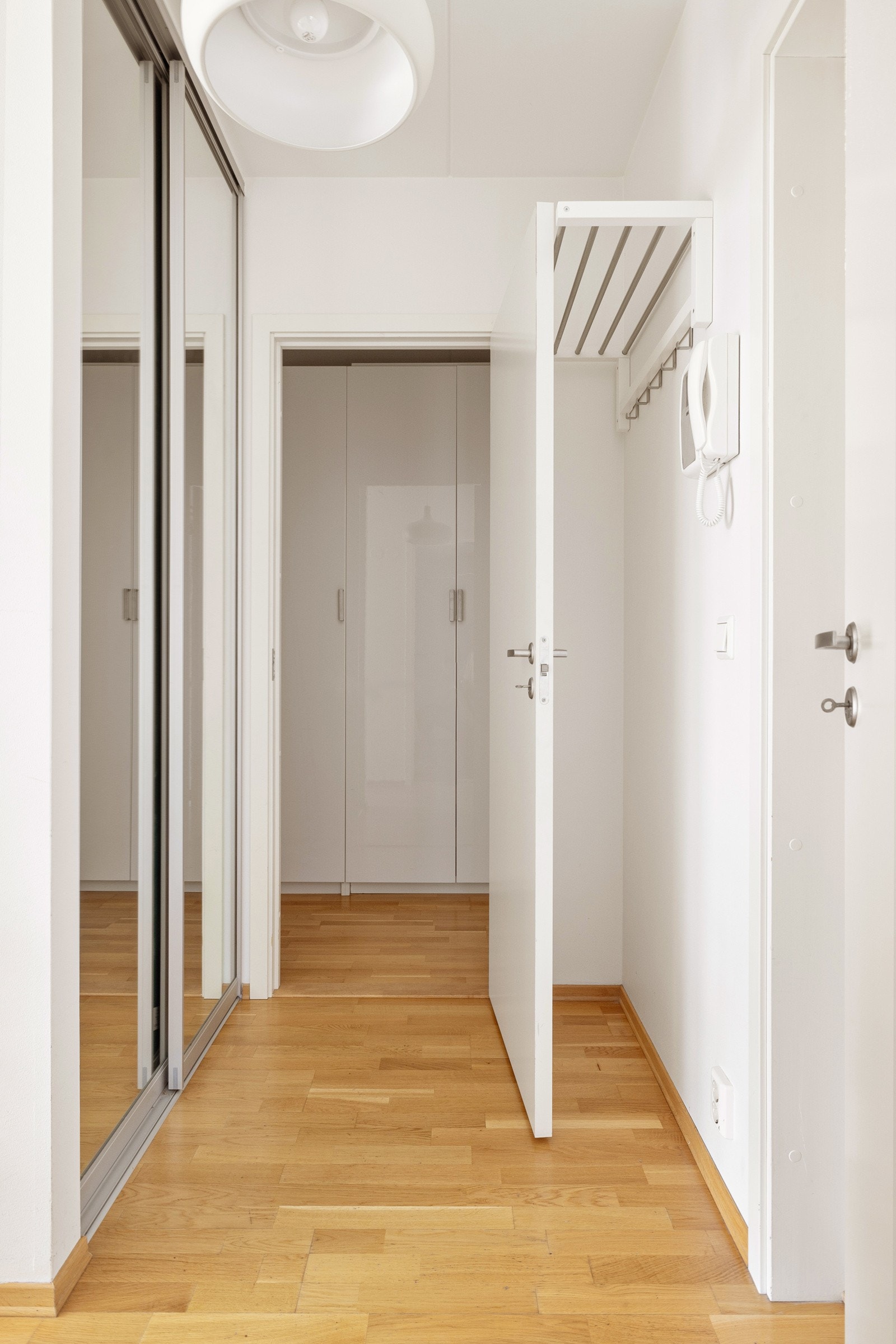 Når du kommer inn i leiligheten blir du møtt av en hyggelig entré som gir et godt førsteinntrykk. Galleribilde