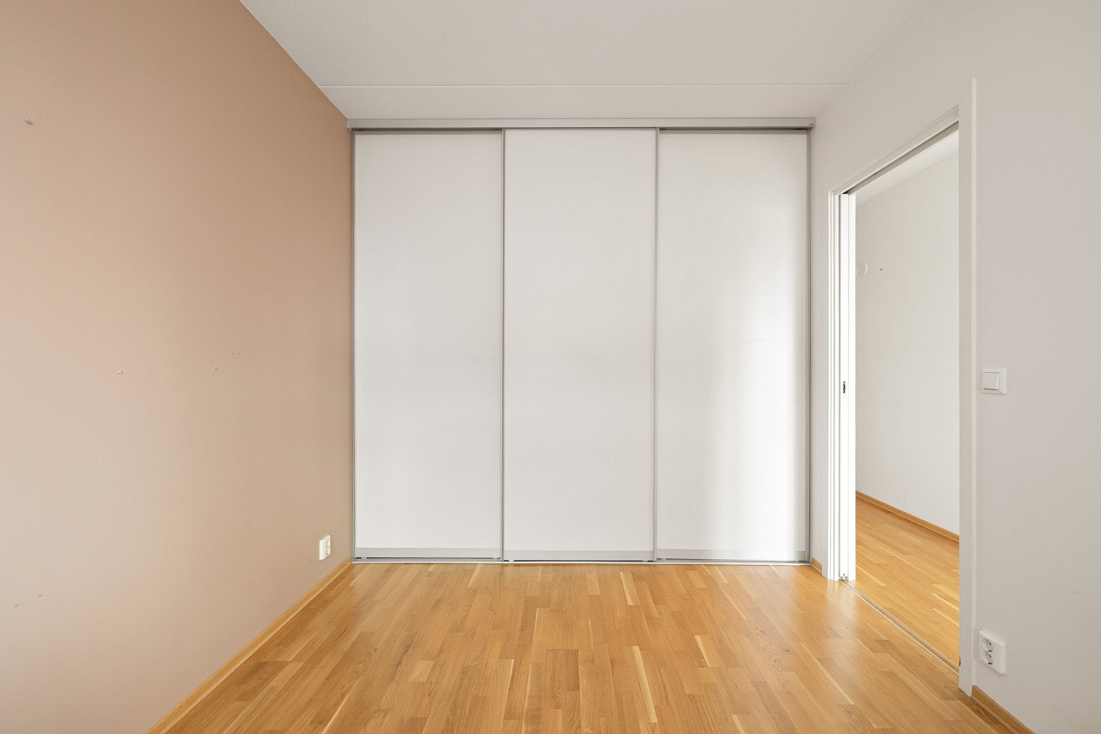 Her er det god skapplass i skyvedørsgarderobe. Galleribilde