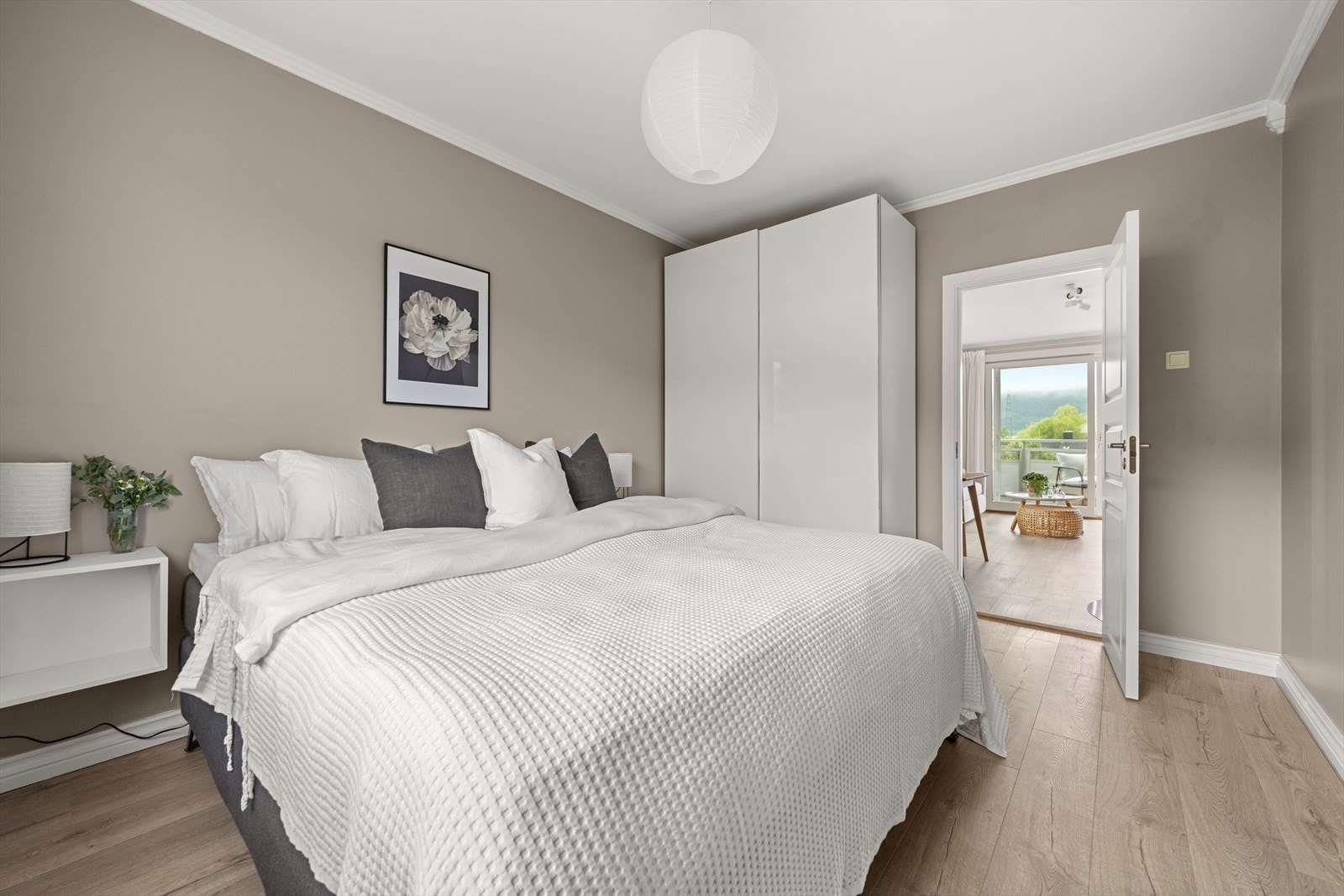God plass for garderobeskap Galleribilde