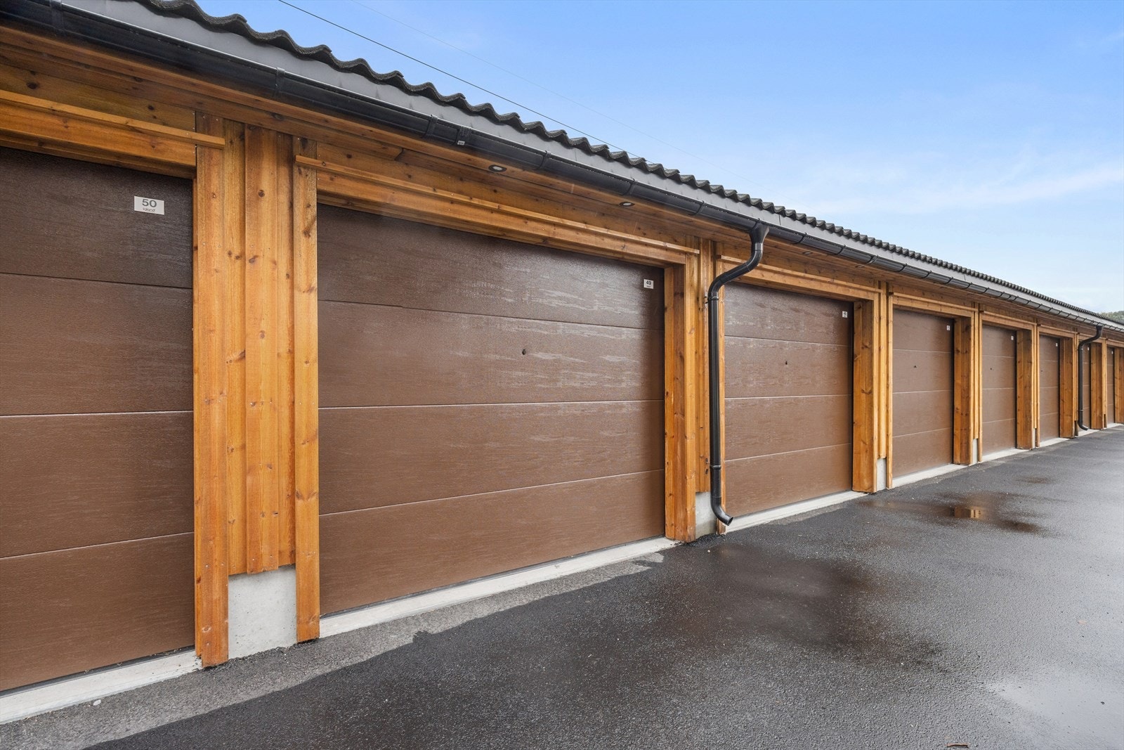 Leiligheten disponerer garasje i nyere garasjerekker Galleribilde