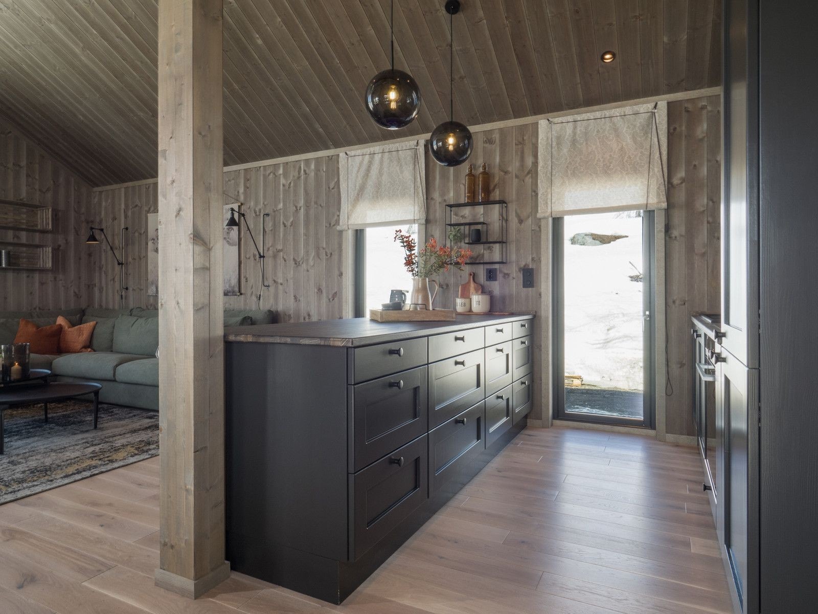 Kjøkken - Eksempelbilde av planlagt hytte - modell Preg 100 fra Berge Hytta. Materialvalg vil avvike fra planlagt hytte/pris i annonsen. Galleribilde