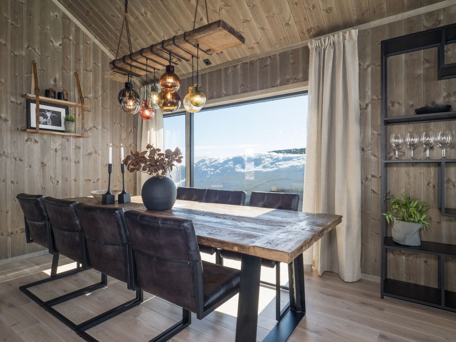 Stue - spiseplass - Eksempelbilde av planlagt hytte - modell Preg 100 fra Berge Hytta. Materialvalg vil avvike fra planlagt hytte/pris i annonsen. Galleribilde