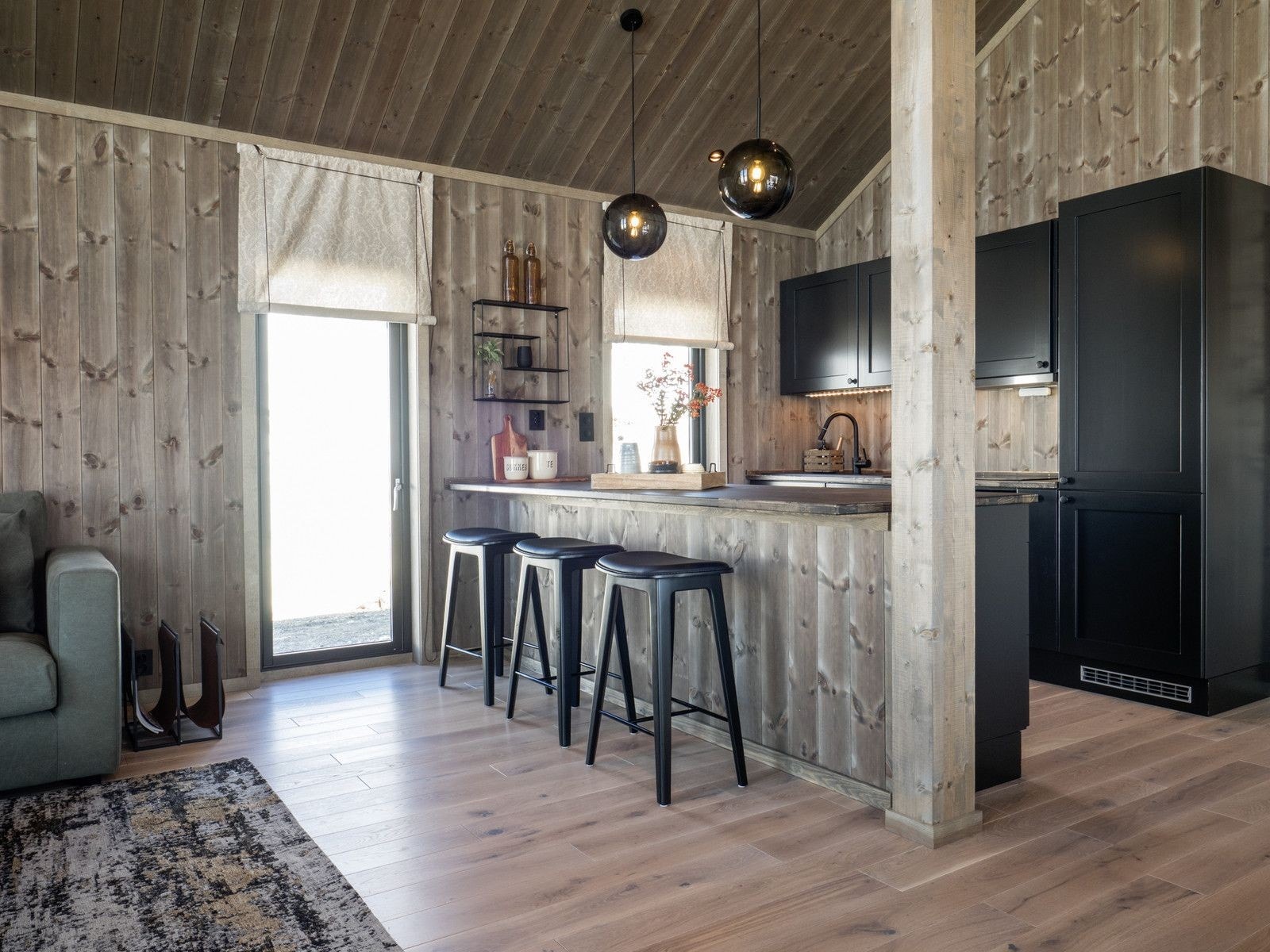 Stue/kjøkken - Eksempelbilde av planlagt hytte - modell Preg 100 fra Berge Hytta. Materialvalg vil avvike fra planlagt hytte/pris i annonsen. Galleribilde