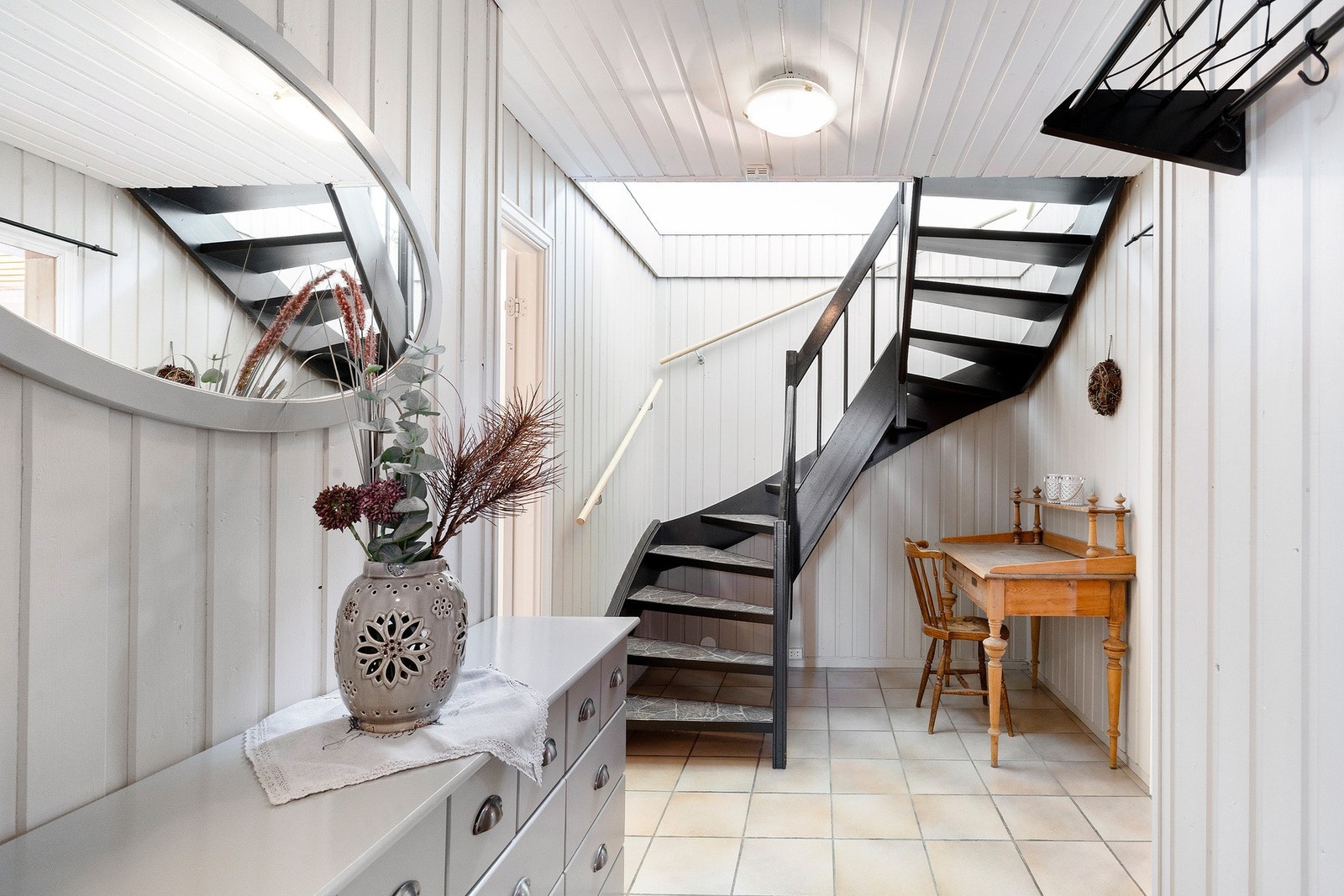 Sokkel rommer entré, soverom, gang/trapp, vaskerom og kjellerstue. Bod og garasje. Galleribilde