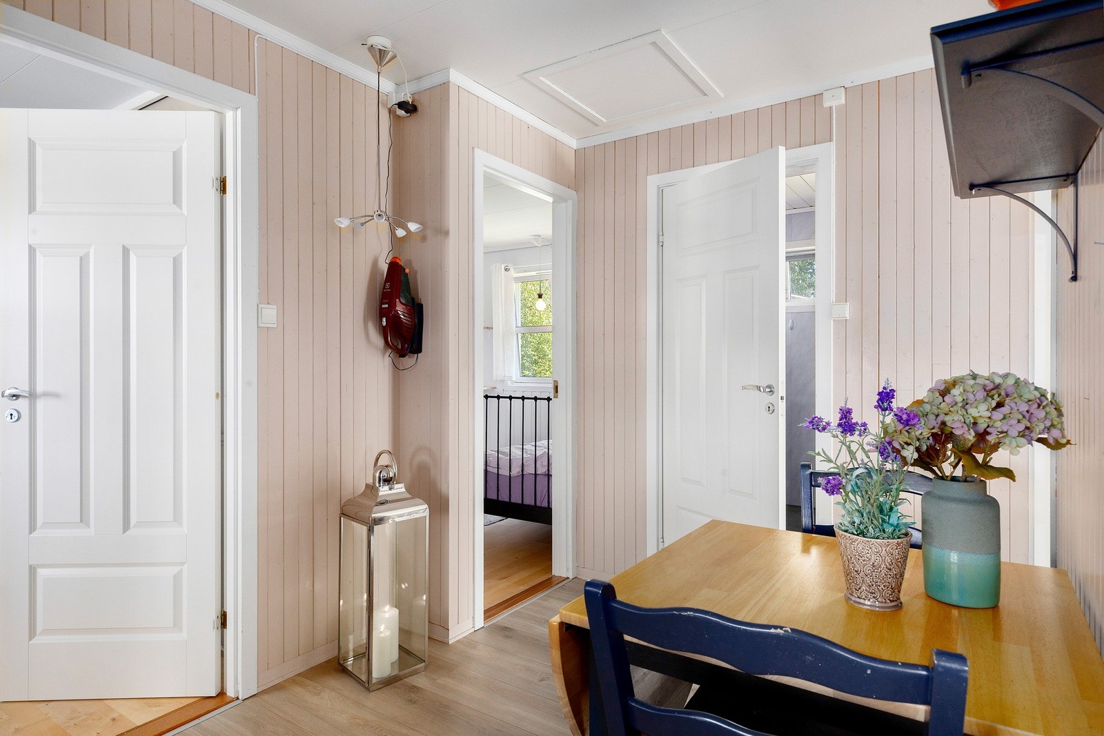 Mellomgang til 2 soverom, bad og toalettrom. Luke til kaldloft. Galleribilde