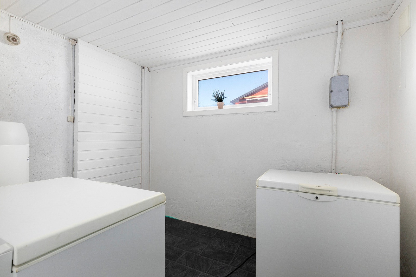 Bod i bakkant av vaskerom med varmtvannsbereder. Galleribilde