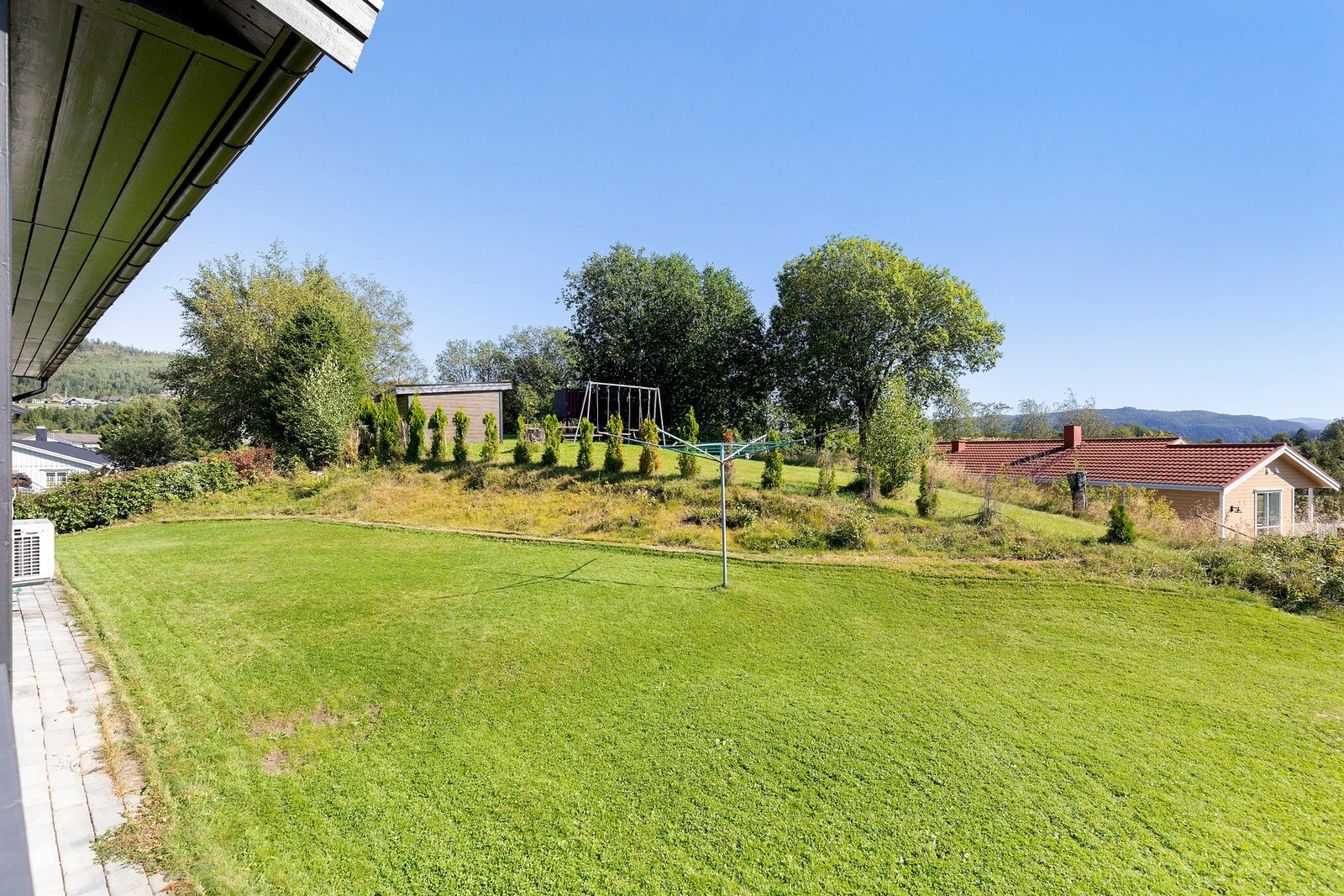 Området byr på nærhet til skogen og utallige turmuligheter med bl.a. lysløype til Damman og Skjetnebuin. Galleribilde