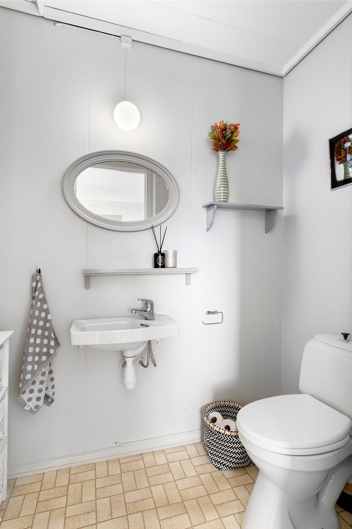 Toalettrom i hovedetasje utstyrt med servant og wc. Galleribilde