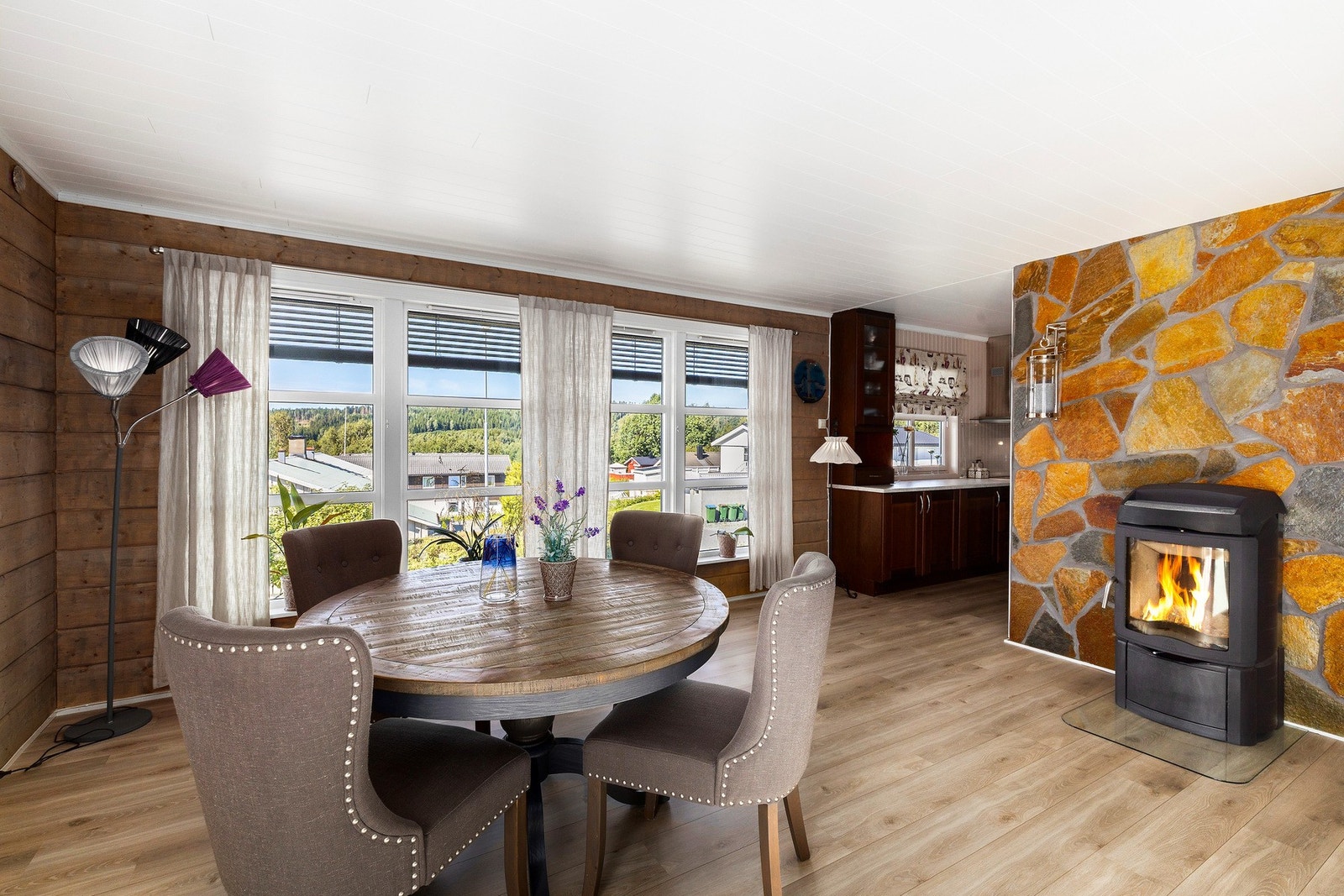 De store vindusflatene gir rommet en god romfølelse. Galleribilde