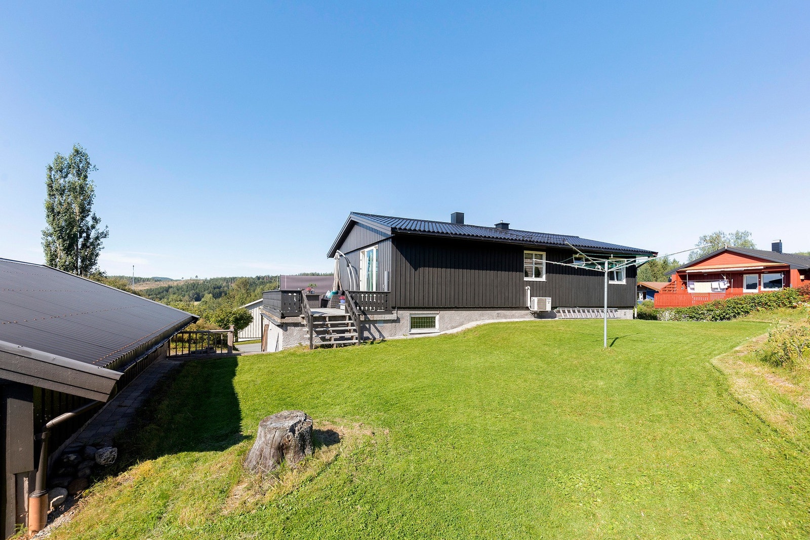 Tomta er på 819 kvm, og grenser til friområde. Galleribilde