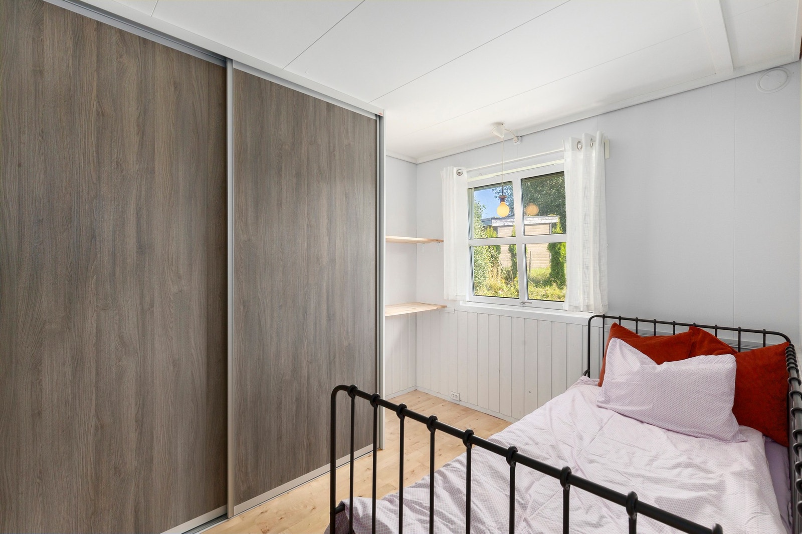 Soverom i hovedetasje på 9,5 kvm med mye garderobeplass. Rommet er vendt ut mot hagen og friareal. Galleribilde