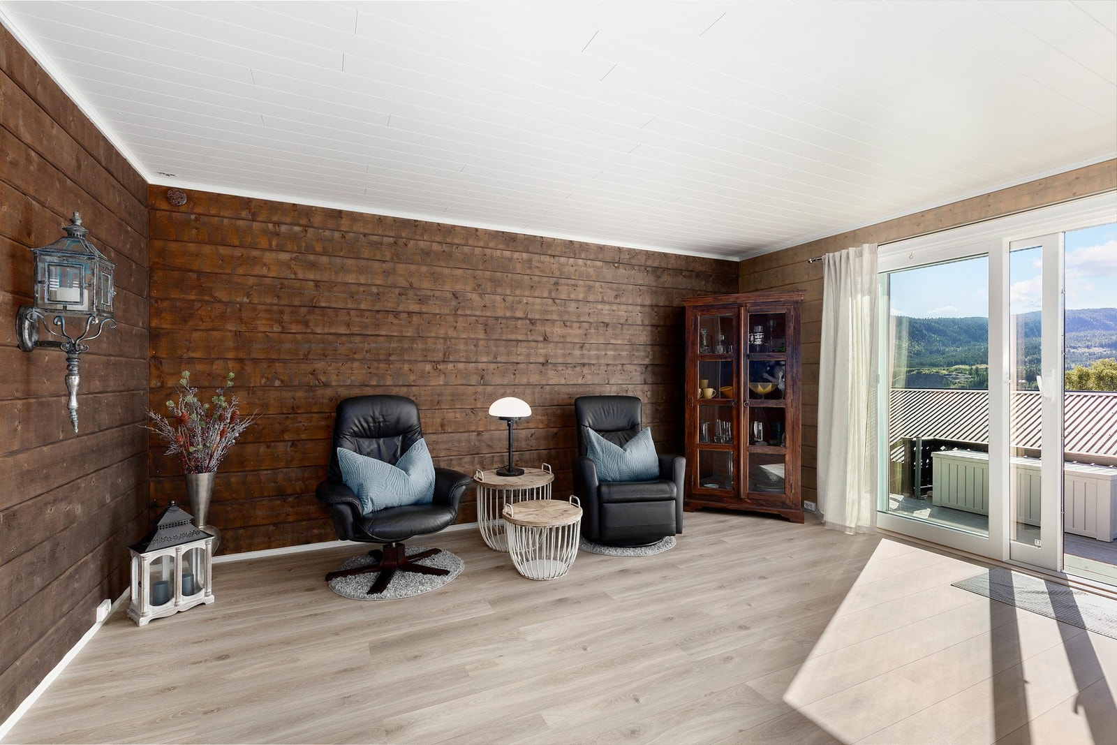 Skyvedøren i 1.etasje er en malt tredør med 2-lags glass datert 2021. Galleribilde