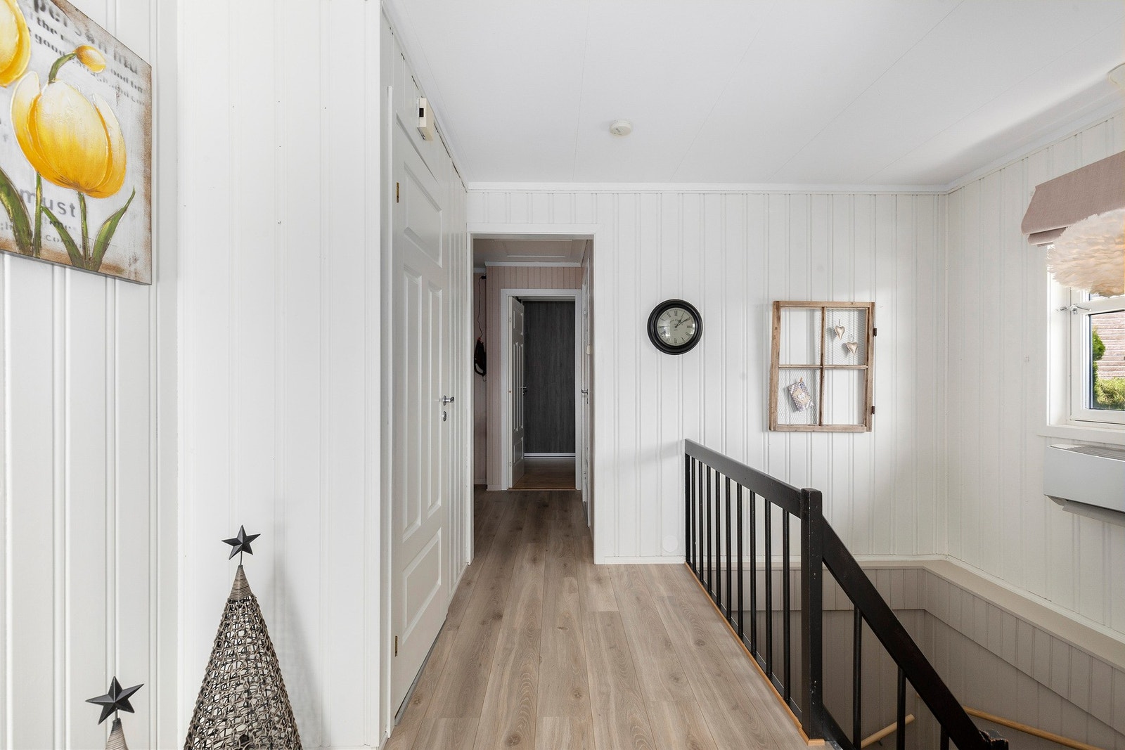 Mellomgang i hovedetasje. Det er montert varmepumpe i trappeoppgang. Varmepumpen er fra 2009. Galleribilde