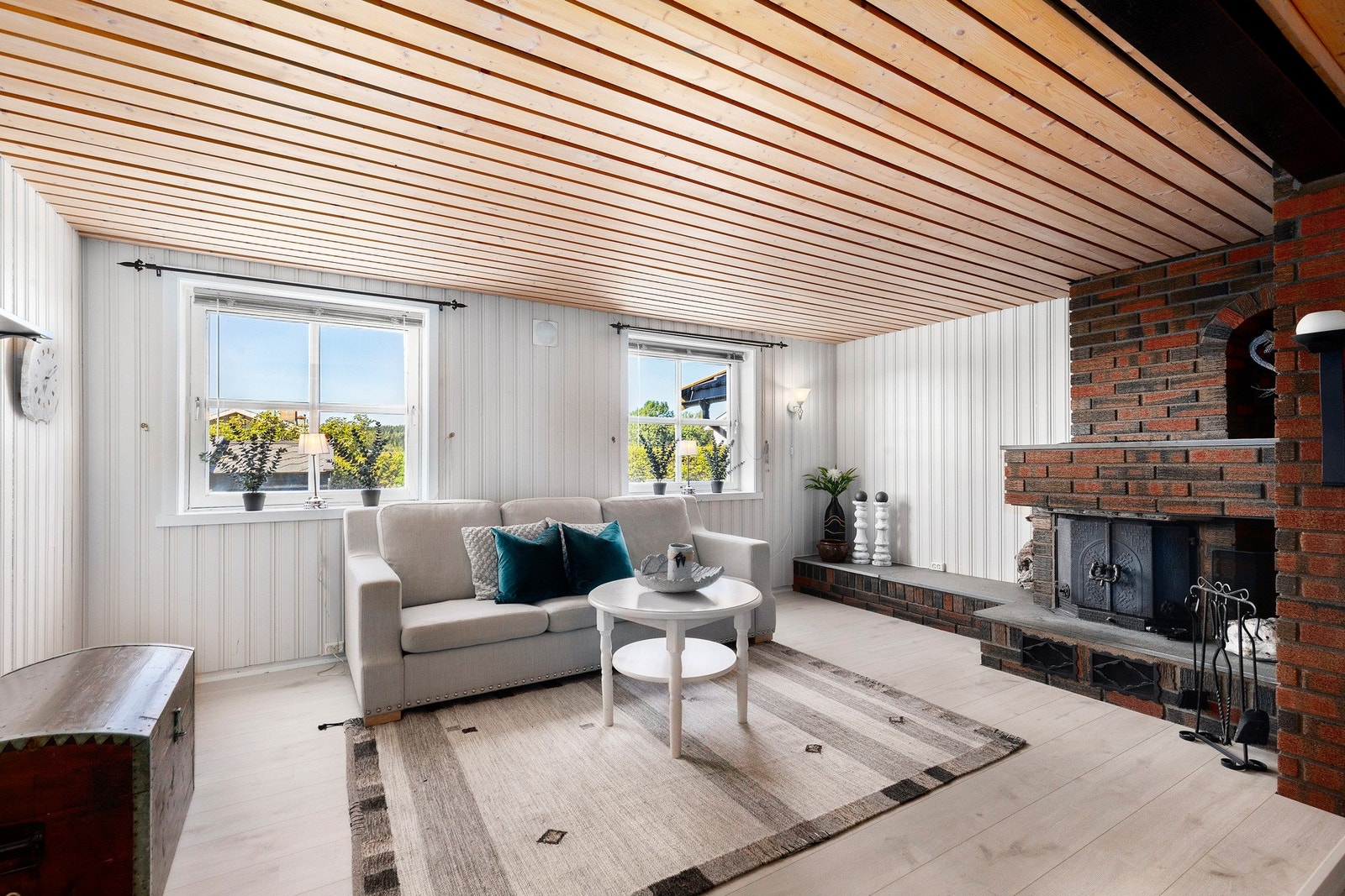 Sokkelen er innredet med bla. en romslig kjellerstue. Det er skiftet glass i to av vinduer i kjellerstuen, datert 2001. Galleribilde