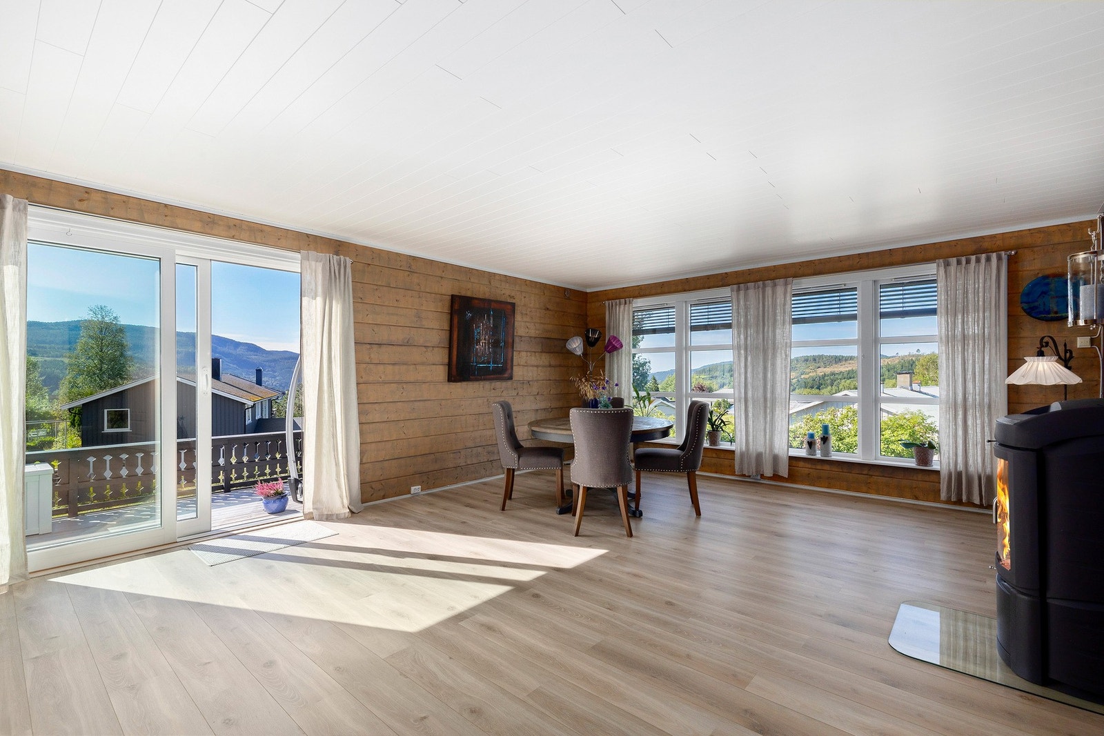 Boligen går over 2 plan, og 1. etasje rommer stue, spisestue, kjøkken, 2 soverom, bad og toalett. Galleribilde