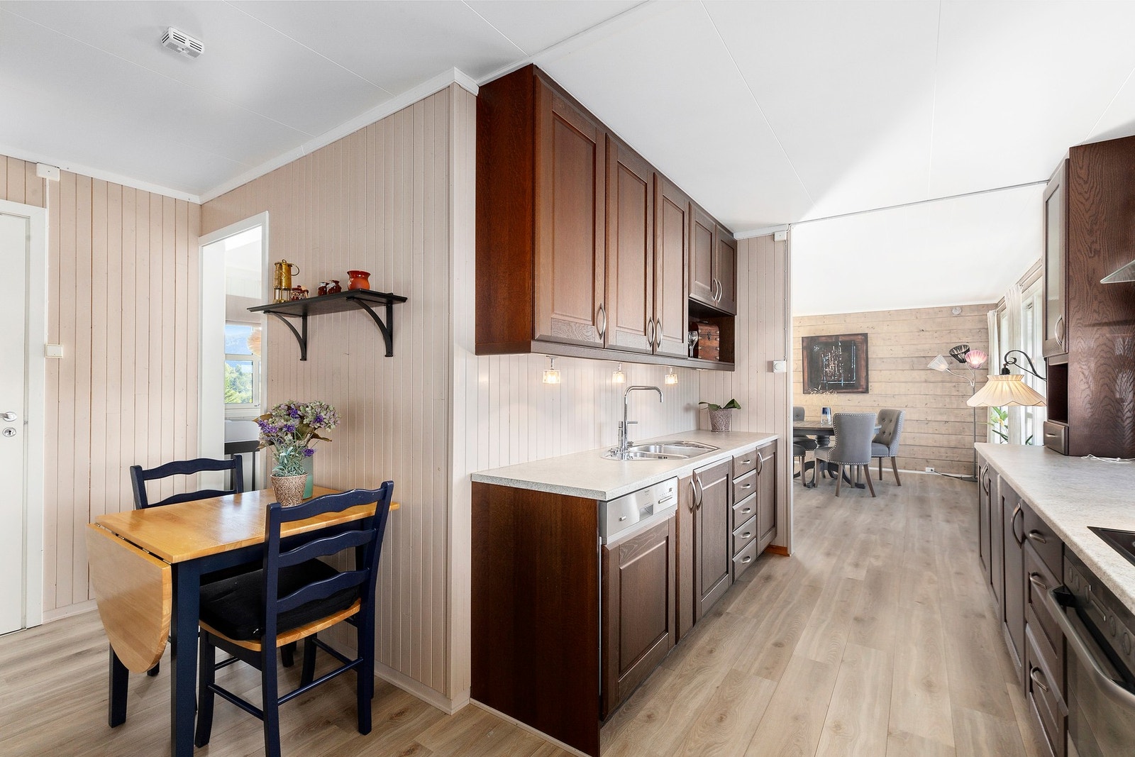 Det er integrert stekovn, platetopp, kjøleskap og oppvaskmaskin. Galleribilde