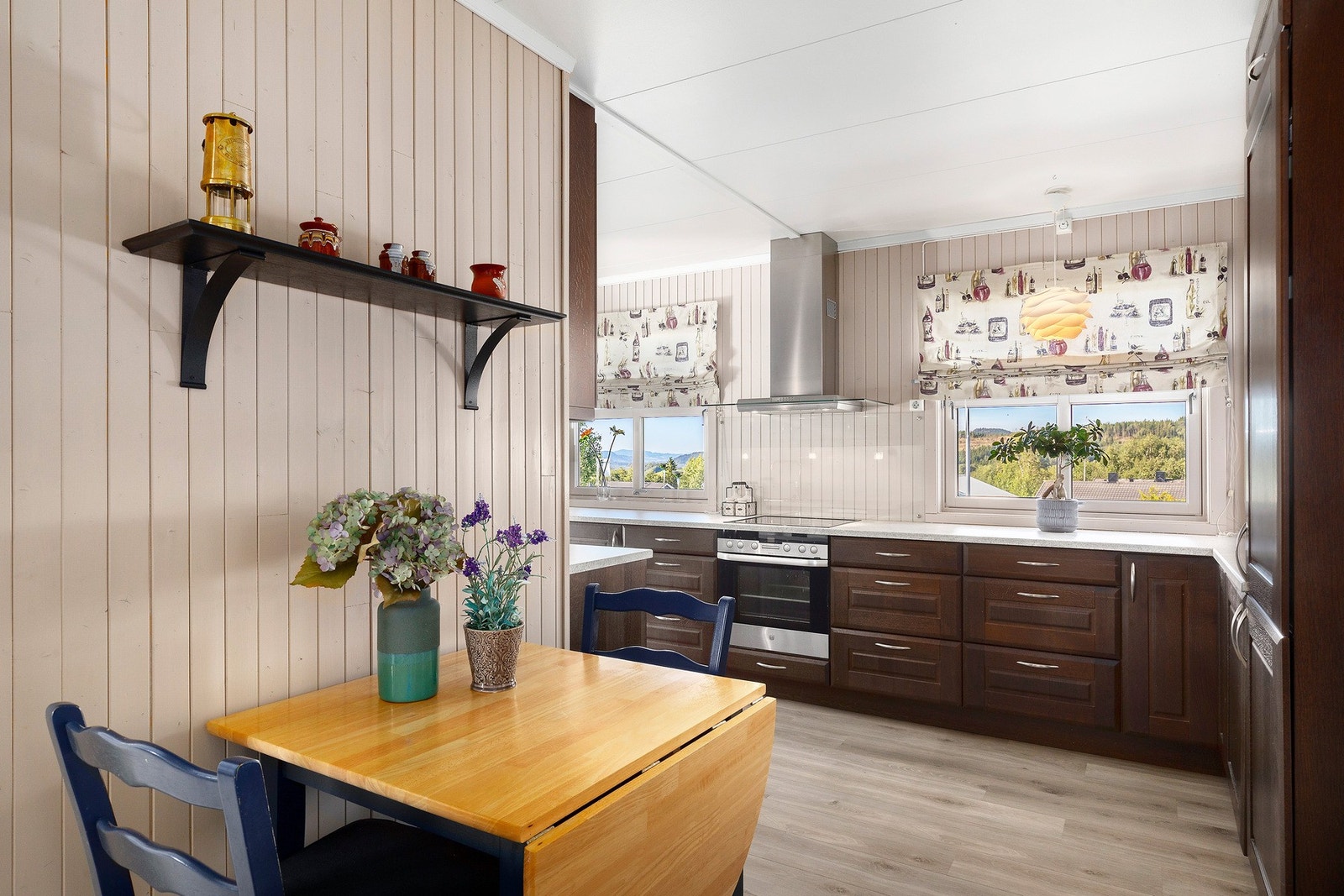 Kjøkken med plass til frokostbord. Galleribilde