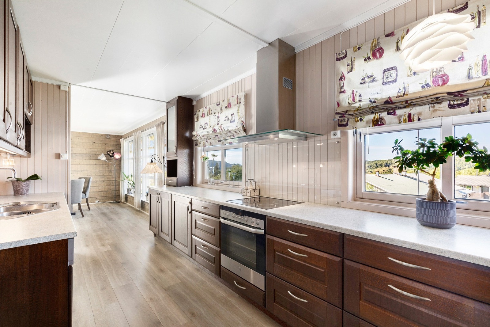 Flott kjøkkeninnredning med mye skap- og benkeplass. Innredningen opplyses å være fra ca. 2010. Galleribilde