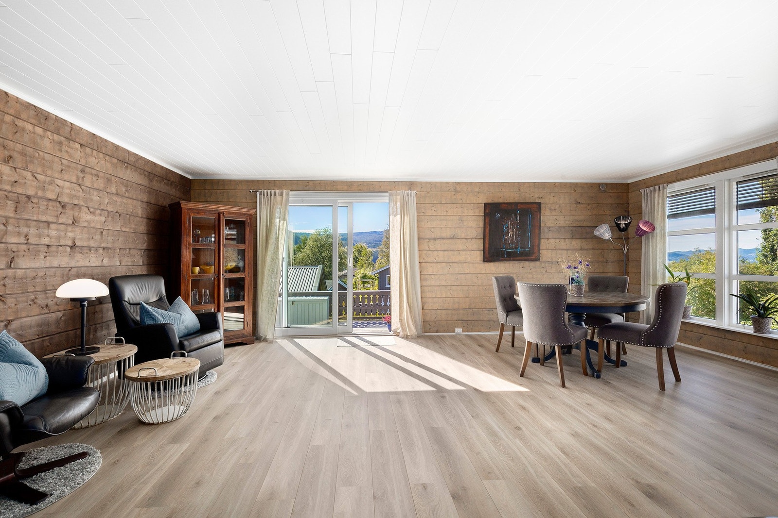 Stue og delvis adskilt kjøkken på 57 kvm. Fra stuen er det utgang til terrasse og hage. Galleribilde