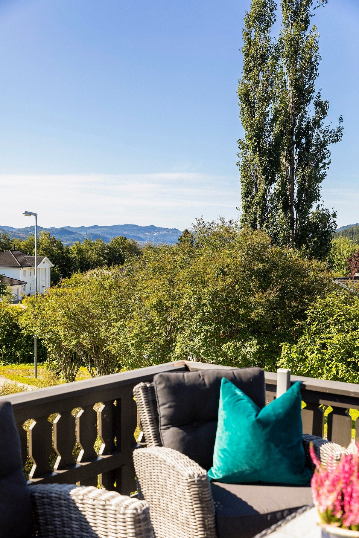 Her får man en landlig beliggenhet i et veletablert boligfelt. Fra boligen er det gangavstand til barne- og ungdomsskole, barnehage, idrettshall, legesenter, Spar og lokalbank. Se 360-visning i annonsen. Galleribilde