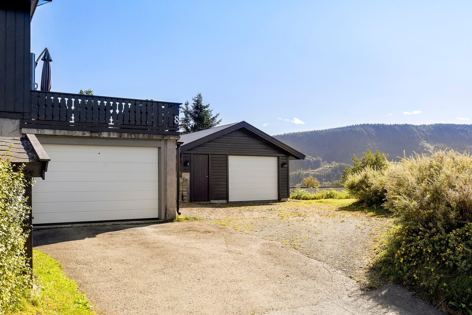 2 garasjer. Elbil lader. Galleribilde