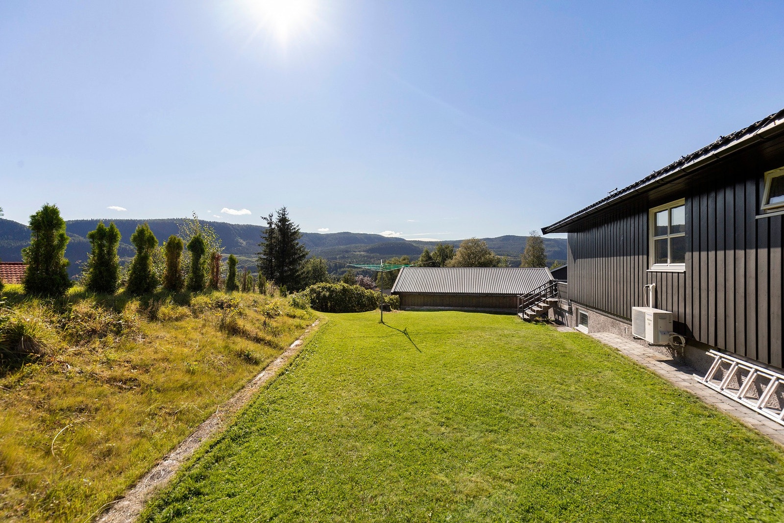 Stor og flott opparbeidet hage med plen, bed og rikelig med boltreplass. Galleribilde