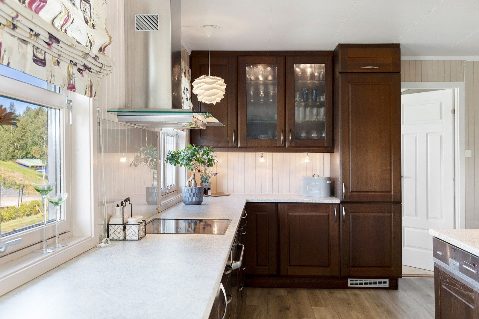 Trivelig kjøkken med mye innlys fra vindusposter. Galleribilde