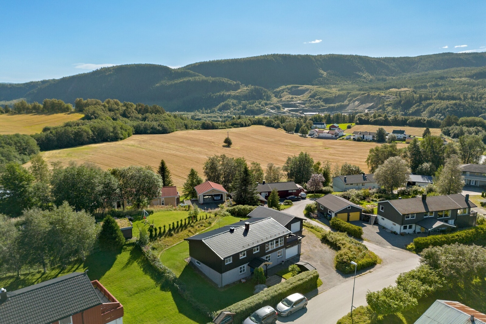 Taktekking, renner og nedløp opplyses å være fra 2015. Det er enkelte eldre nedløp. Galleribilde