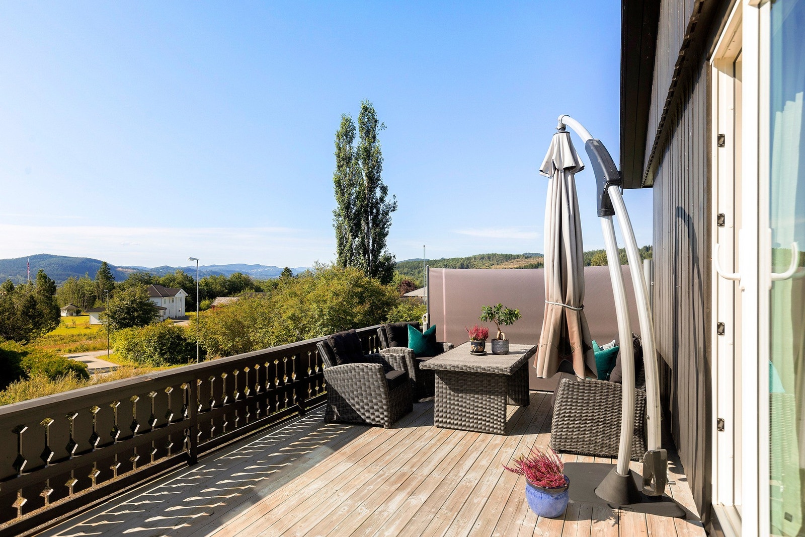 Solrik terrasse på 24 kvm med flott utsikt. Galleribilde