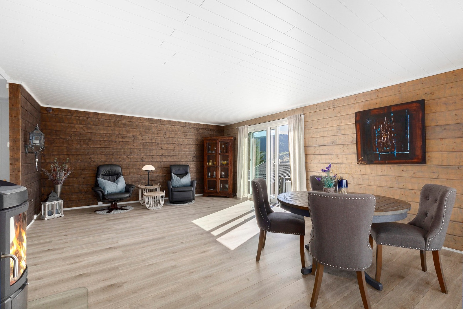 Boligen har varmepumpe, vedfyring (Jøtul F 350 og peisinnsats i sokkel) og elektrisk oppvarming. Galleribilde