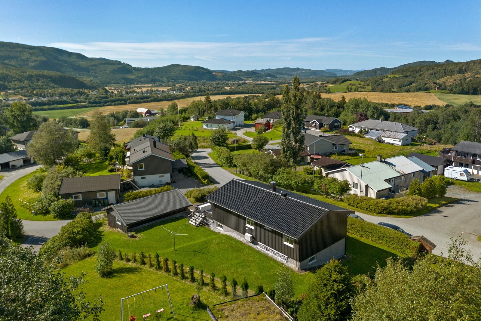 Eiendommen ligger flott til i feltet på en høyde, og grenser til friområde. Galleribilde
