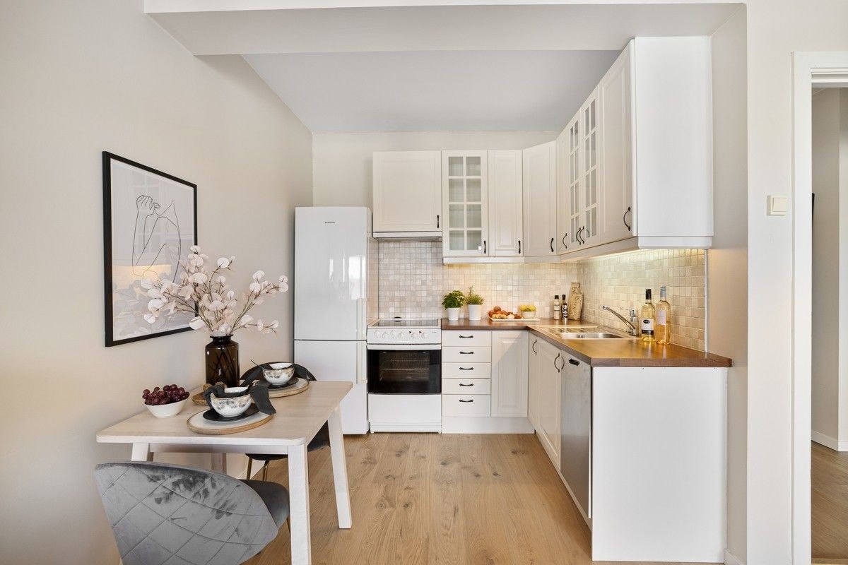 Flott kjøkken med hvitevarer Galleribilde