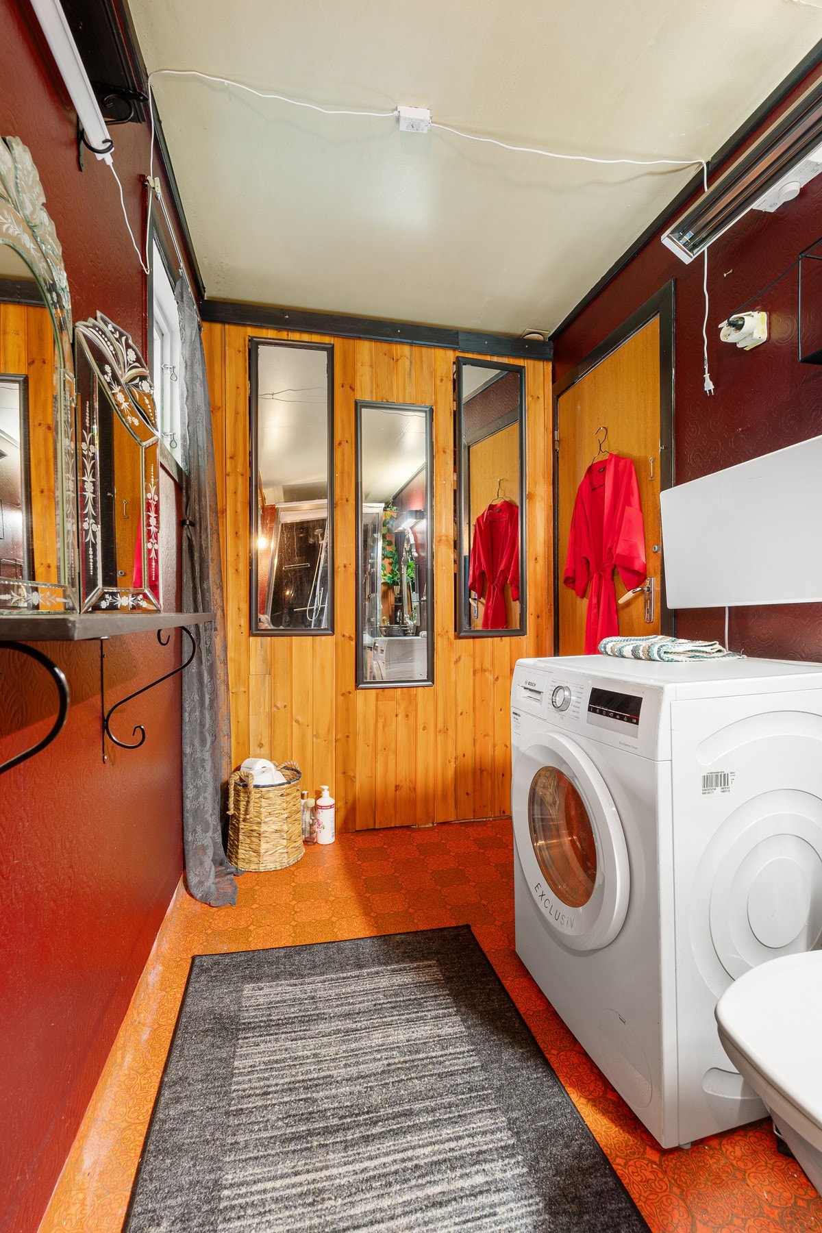 Fungerer som kombinert bad og vaskerom med røropplegg til vaskemaskin Galleribilde