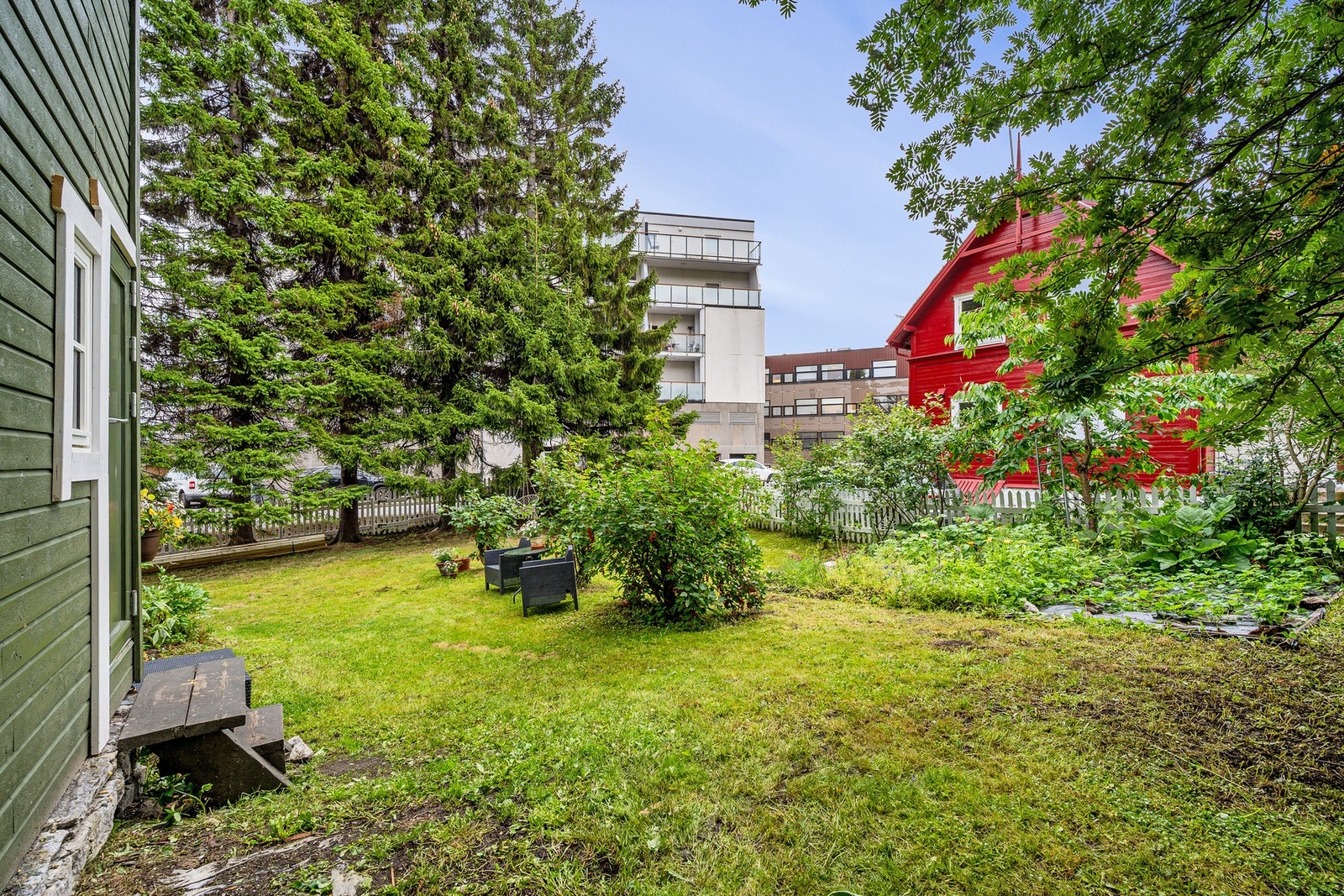 Store utearealer i hage med bærbusker og diverse annen beplantning Galleribilde