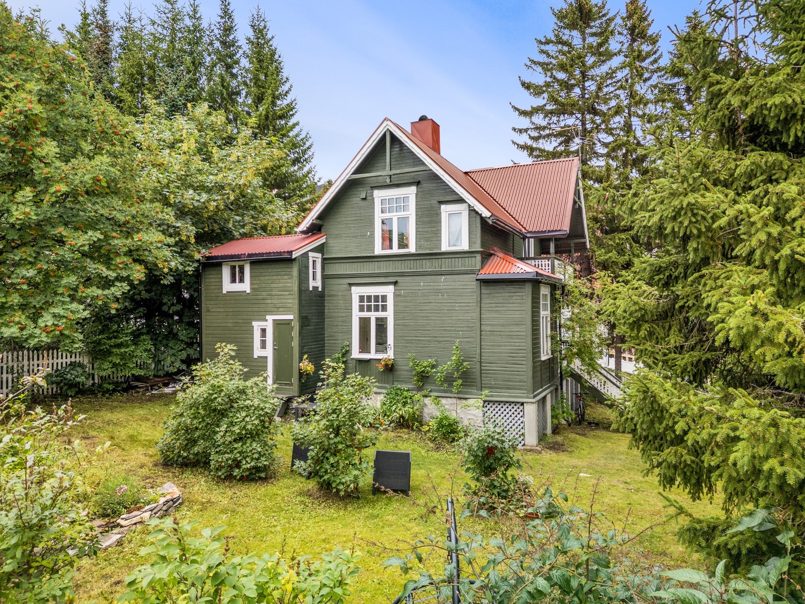 Store trær sørger for lite innsyn og gir et fint boltreområde for store og små Galleribilde