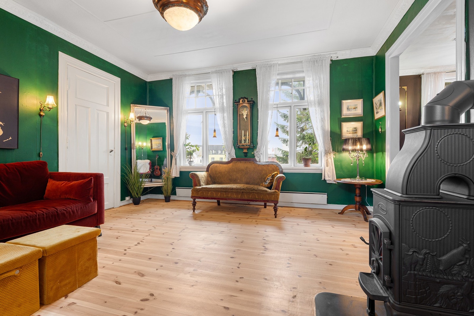 Store stuevinduer gir godt med dagslys inn i rommet Galleribilde