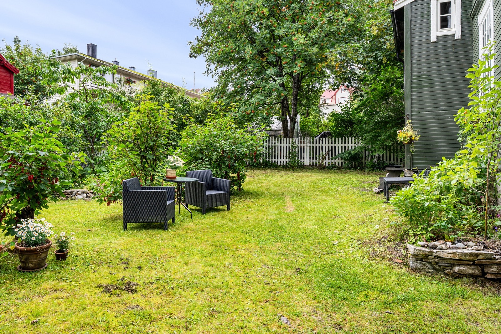 Skjermet hage med sjelden god plass - midt i Harstad sentrum! Galleribilde