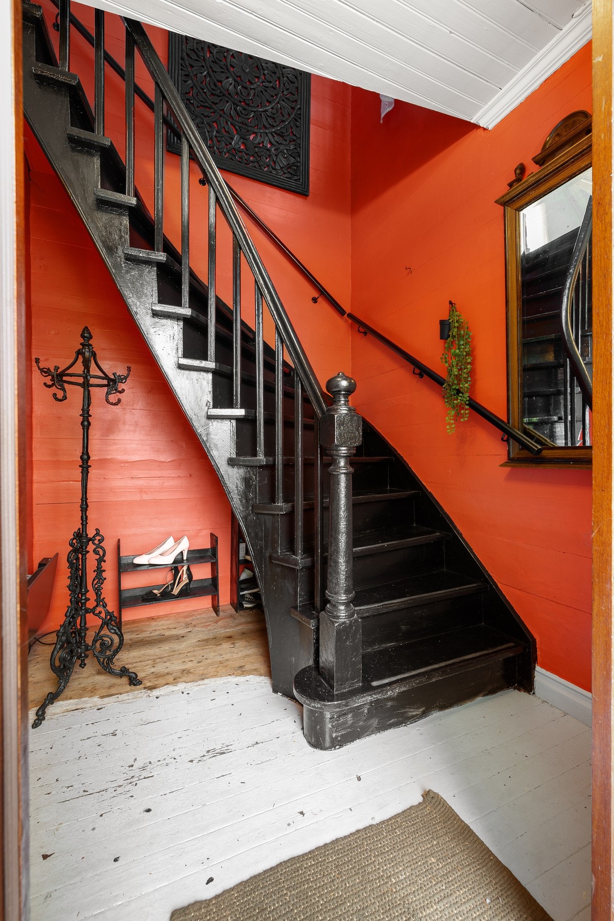 Entré med trapperom og trapp til loftsetasje Galleribilde