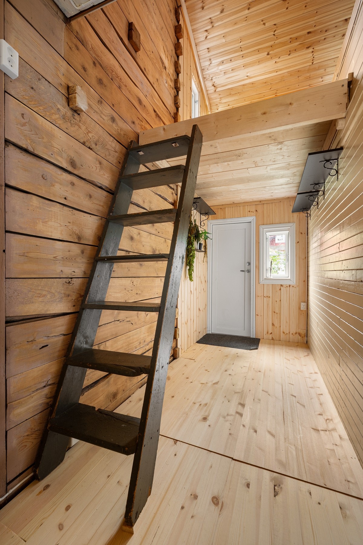 I tilbygget er det etablert hems, som har inngang via ytterdør fra hagen Galleribilde